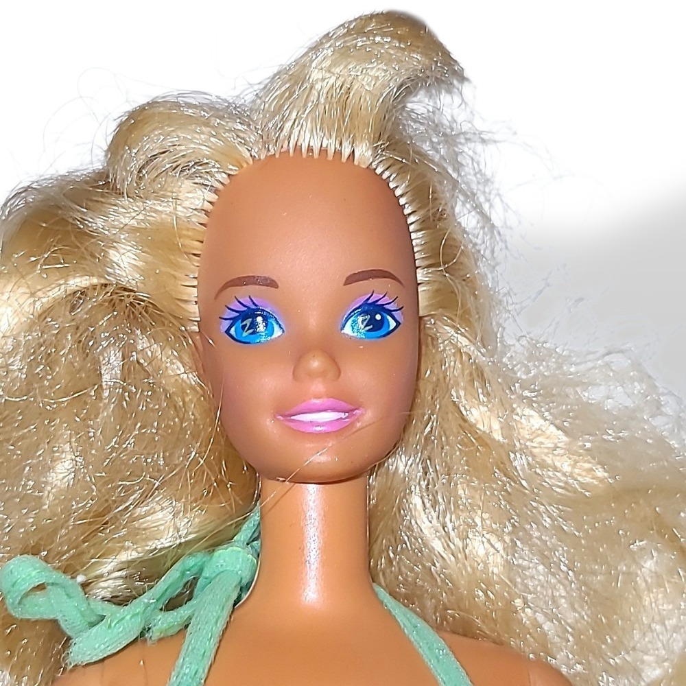 Vintage Barbie Doll Blonde Z Eyes Wearing Sunsational Malibu PJ Green Swimsuit - Picture 5 of 6